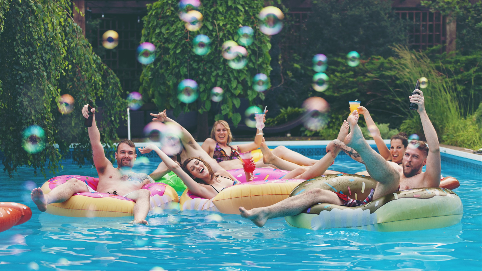 Autour de la piscine Comment préparer sa piscine pour un party 98