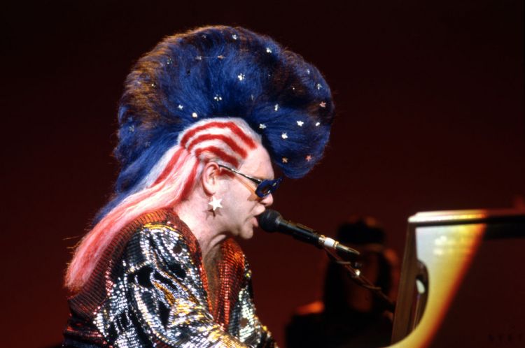 Elton John en 10 costumes flamboyants , Rythme 105.7