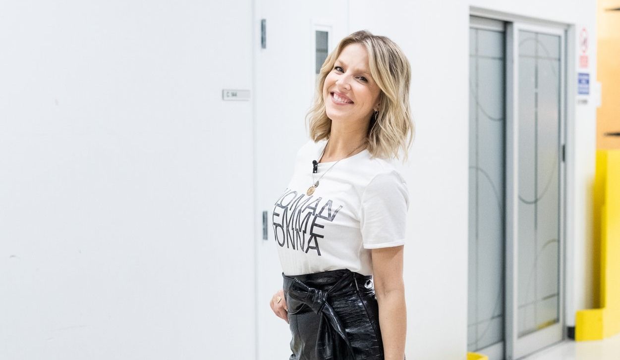 10 fabuleux looks de Julie Bélanger à Ça finit bien la semaine — Rythme  105.7