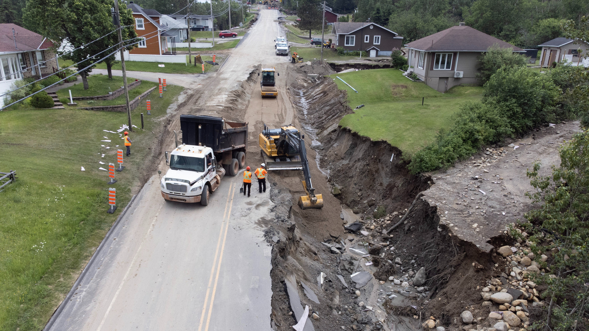 Au SaguenayLacSaintJean «Ils ont été ensevelis par le glissement de terrain» — 98.5 Montréal