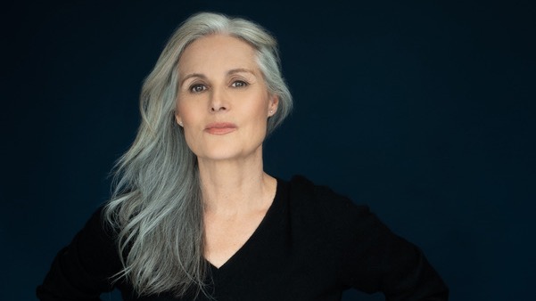 À 53 ans, cette comédienne a décidé d'assumer ses cheveux blancs