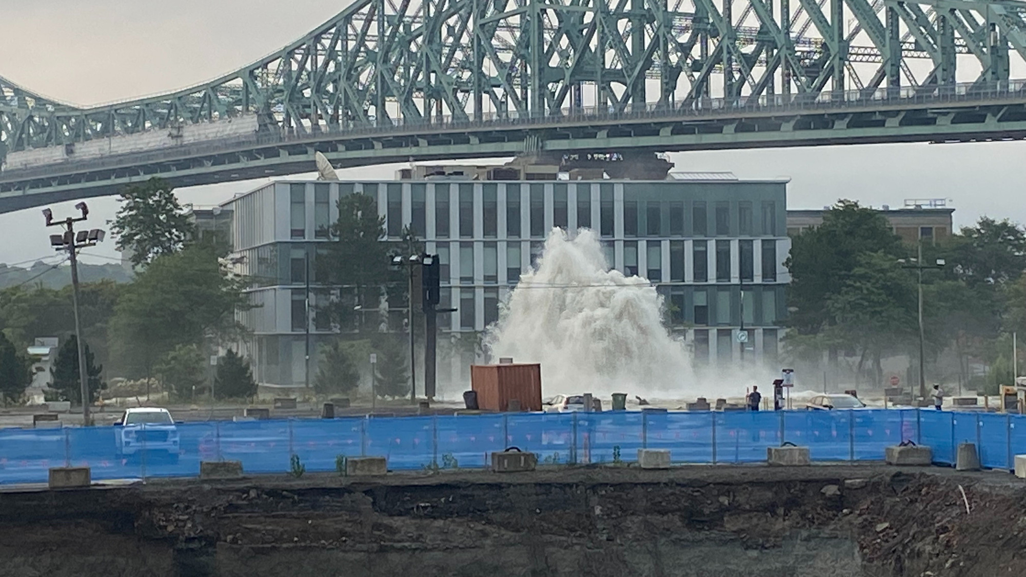 Fuite d'eau majeure: un immense geyser au centre-ville de Montréal — 98 ...