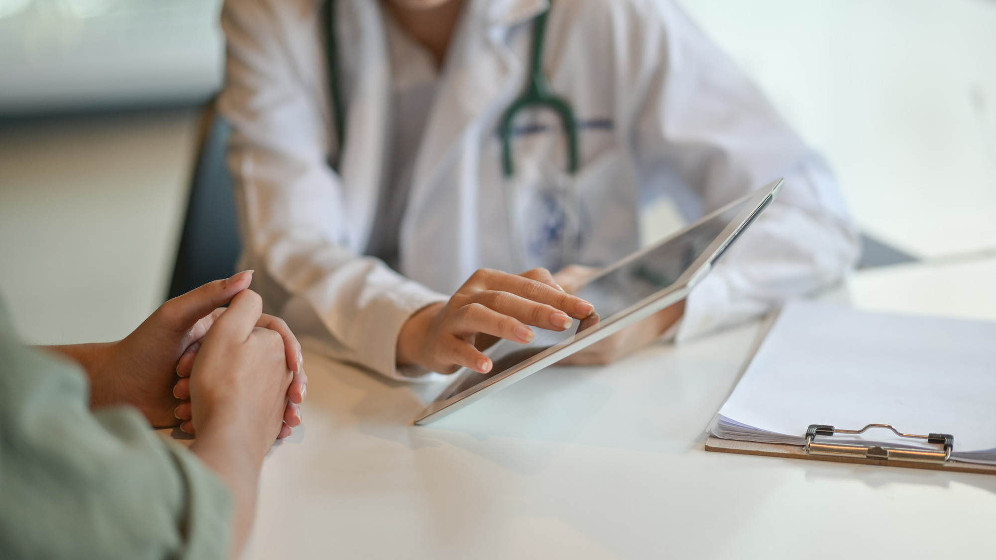 Accès aux Spécialistes au Québec: Un Avantage Concurrentiel en Santé?
