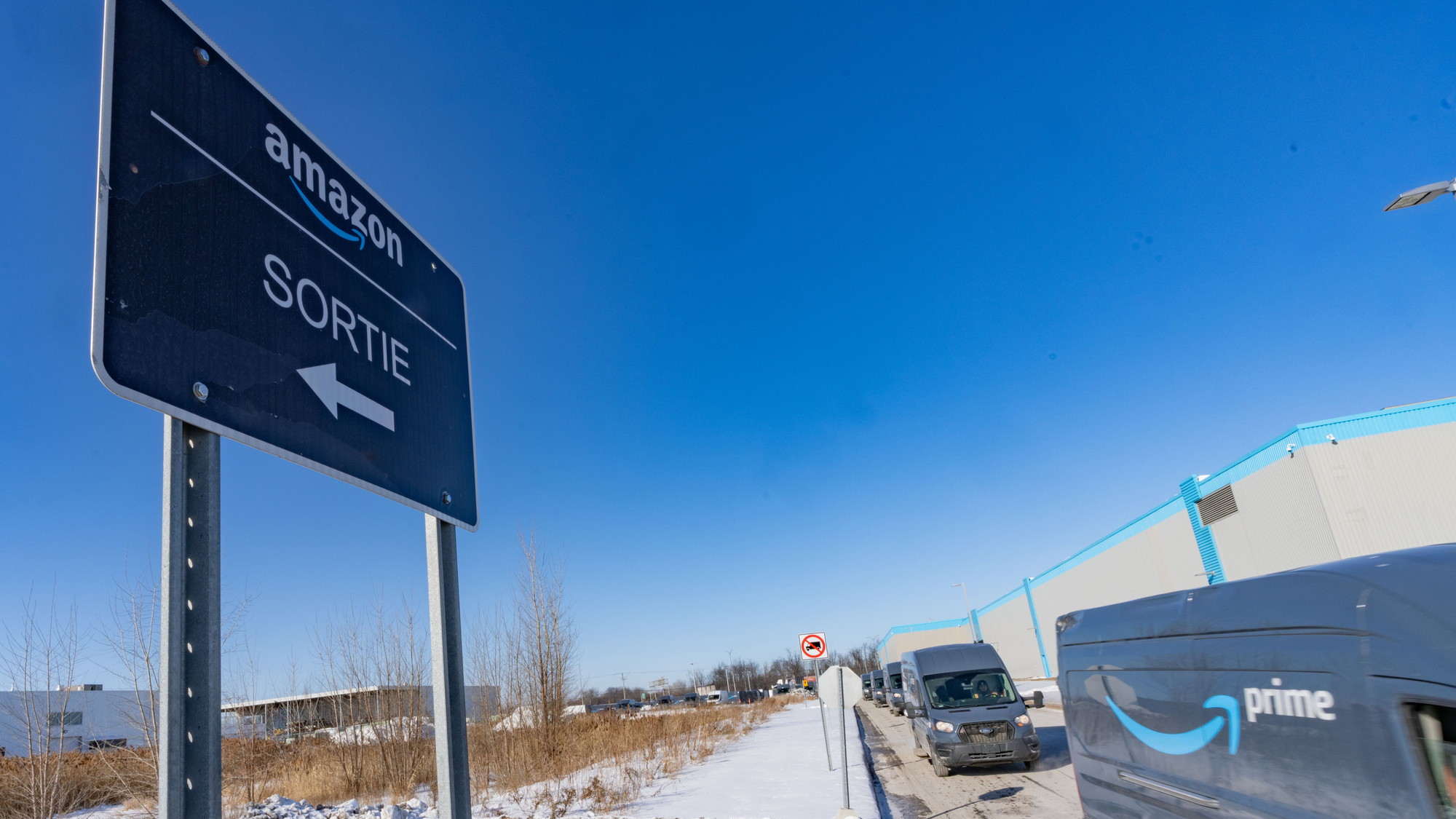 Près de 2000 employés affectés | Dossier | Amazon ferme sept entrepôts ...