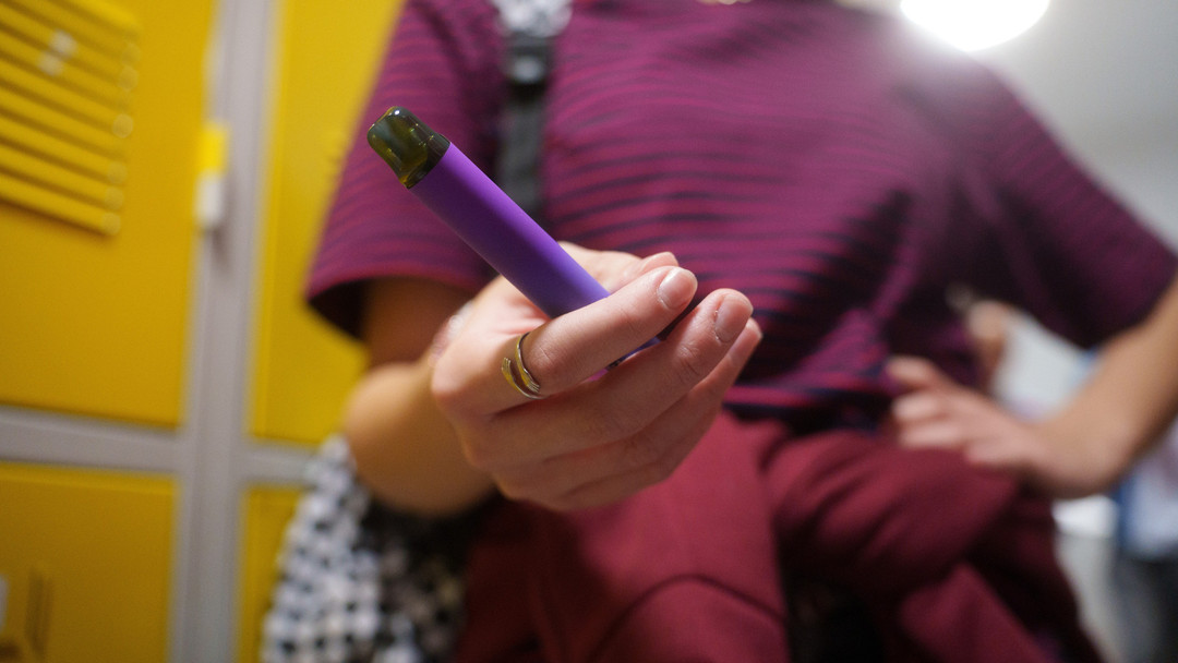 Sant publique | Le vapotage est-il la nouvelle cigarette des annes 2010 ?   95.7 KYK